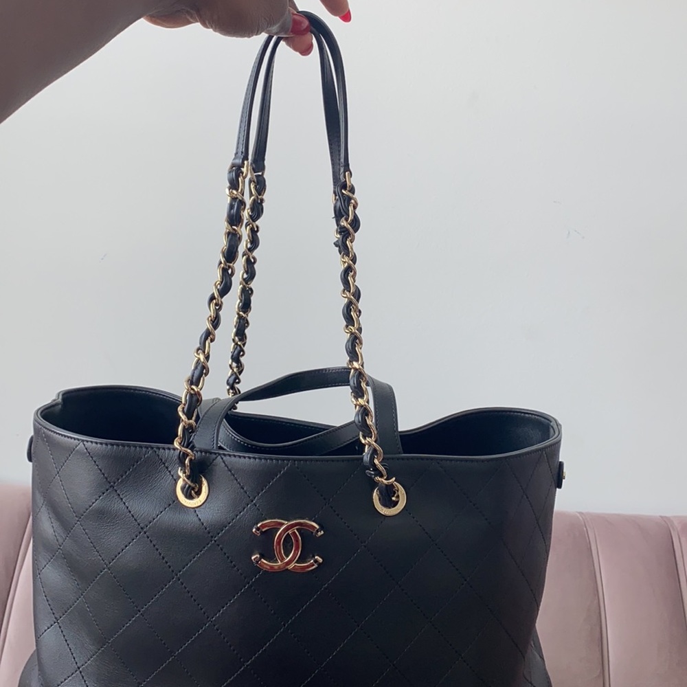 ‼️SOLD ‼️ Chanel tote great for traveling - Picture 2 of 10